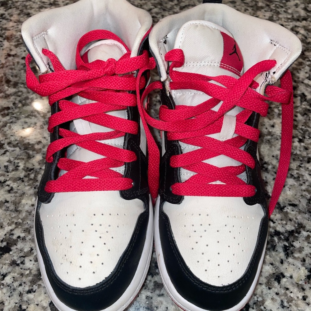 Nike Air Jordan Retro Mids Boys size 1Y Red, Black and White NWOT